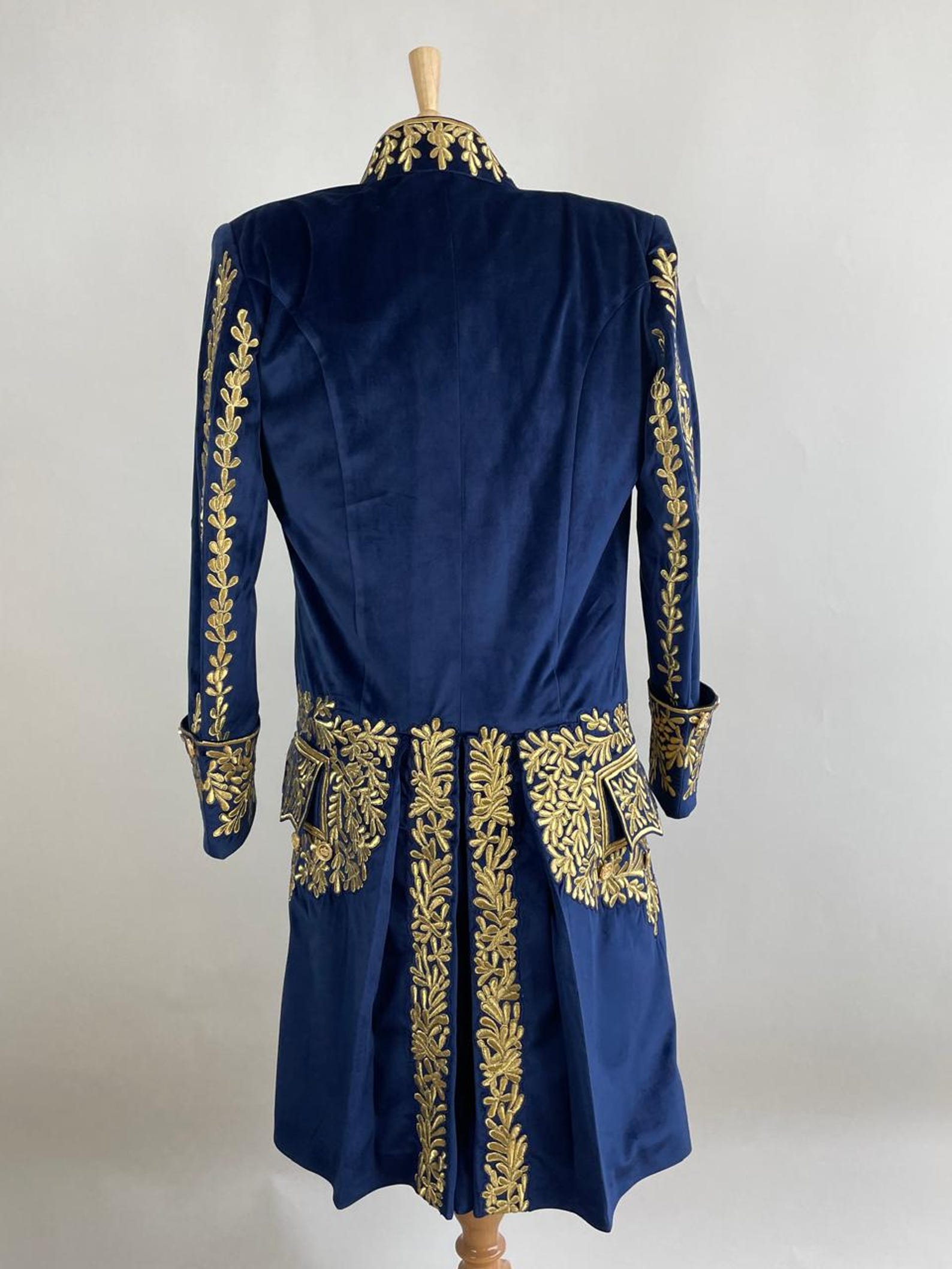 Men's Rococo Costume Suit: Embroidered Velvet Cape, 18th Century Attire ...