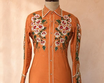Camicia western arancione con perline e decorazioni floreali, abbigliamento da palcoscenico da cowboy con strass, completo da concerto country ricamato