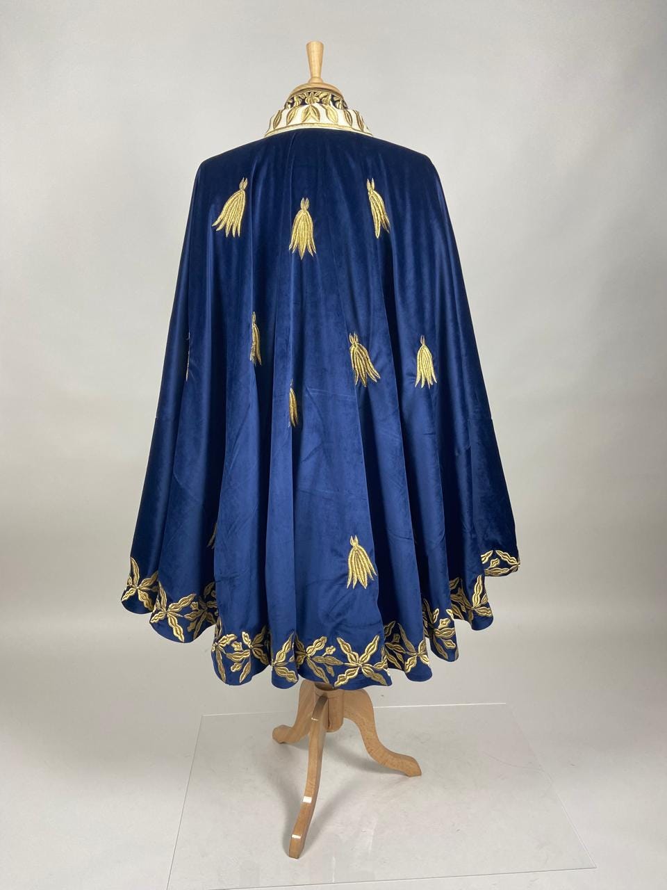 Men's Rococo Costume Suit: Embroidered Velvet Cape, 18th Century Attire ...