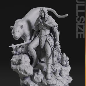 Könnte beinhalten: Eine graue 3D-gedruckte Figur eines Menschen mit langen Haaren und einem Panther. Die Figur trägt einen langen Mantel und hält ein Schwert. Die Figur steht auf einem felsigen Sockel mit Kristallen.