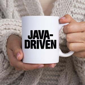 Pode incluir: Caneca de cerâmica branca com texto preto que diz "JAVA-DRIVEN".