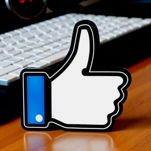 Lampada da scrivania a LED Thumbs Up – Luce per social media, podcast, stampata in 3D