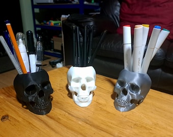 Schädel-Stifthalter für Gothic Schreibtischdekor, 3D-gedruckter Schädel-Bleistift-Organizer für Büro, Haus oder Studio, einzigartiges gruseliges Geschenk für Schriftsteller