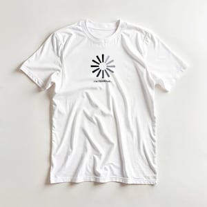 Op de afbeelding: Wit T-shirt met een zwart en grijs laadsymbool. De tekst "I'M THINKING..." staat eronder gedrukt. Het T-shirt heeft korte mouwen en een ronde hals.