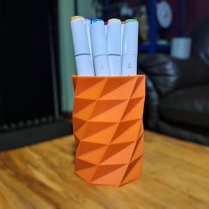 Portalápices geométrico para escritorio, elegante organizador de lápices impreso en 3D, regalo único de decoración de oficina, accesorio minimalista de escritorio.