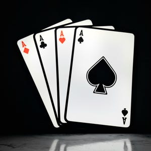 Caja de luz LED con diseño de cartas de póker de cuatro ases, luz alimentada por USB para pared o escritorio, decoración para salas de casino, regalo para jugadores de cartas y aficionados a los juegos nocturnos.
