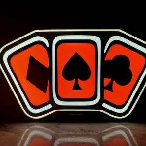 Luz nocturna LED de naipes: lámpara USB con temática de póker para salas de juego y casinos. Decoración de corazón de trébol de espadas, regalo para jugadores de cartas y gamers.