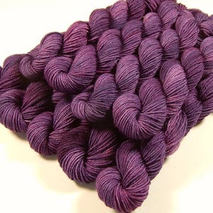 Hilo teñido a mano Mini Skeins, peso para calcetines, 4 capas, superlavado, 100 % lana merino, tono lila intenso, hilo para calcetines de grosor fingering, mini madeja morada