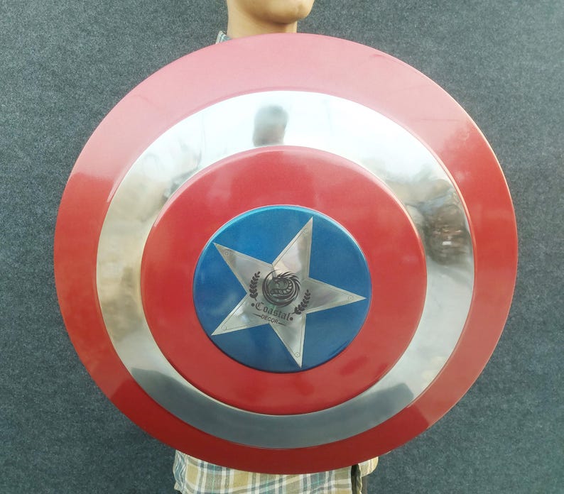 Op de afbeelding: Een rood, wit en blauw Captain America schild met een zilveren metalen rand. Het schild heeft een vijfpuntige ster in het midden met een logo dat "Coastal Designs" luidt.