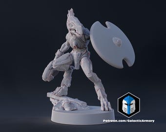 Puede incluir: Una figura en miniatura gris y detallada de una criatura humanoide con cabeza de pájaro, sosteniendo un arma y un escudo. La figura está de pie sobre una base rocosa.
