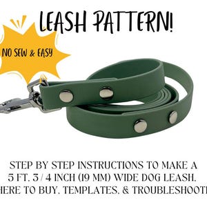 Può includere: Un guinzaglio per cani verde oliva arrotolato, con elementi di fissaggio argentati e chiusure a scatto. Il testo "LEASH PATTERN!" è in alto, con "NO SEW & EASY" in una stella gialla. Il testo sottostante recita: "ISTRUZIONI PASSO DOPO PASSO PER REALIZZARE UN GUINZAGLIO PER CANI LUNGO 1,52 M E LARGO 19 MM."