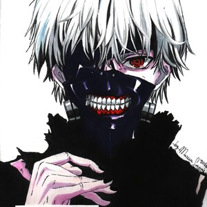 Può includere: Illustrazione in stile anime di un personaggio con capelli bianchi e una maschera nera che rivela denti affilati. Il personaggio ha un occhio rosso e indossa un abito nero. L'immagine include testo in basso.