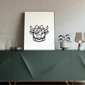 Puede incluir: Ilustraci&oacute;n en blanco y negro de una vaca Highland con un lazo en la cabeza. La ilustraci&oacute;n est&aacute; sobre un fondo blanco y est&aacute; enmarcada en un marco negro.