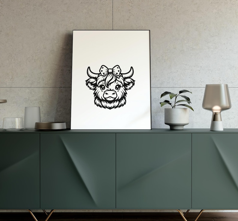 Puede incluir: Ilustraci&oacute;n en blanco y negro de una vaca Highland con un lazo en la cabeza. La ilustraci&oacute;n est&aacute; sobre un fondo blanco y est&aacute; enmarcada en un marco negro.
