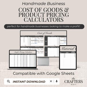 Może przedstawiać: Obraz produktu cyfrowego dla firm rękodzielniczych. Obraz przedstawia laptopa, monitor stacjonarny i tablet wyświetlające arkusze kalkulacyjne z etykietami "Cost of Goods" i "Simple Pricing Calculator". Tekst brzmi "COST OF GOODS & PRODUCT PRICING CALCULATORS" i "INSTANT DOWNLOAD."