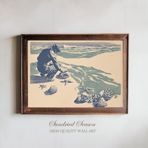 Lámina artística vintage de un buscador de tesoros en la costa, escena náutica de la orilla con conchas marinas y estrellas de mar, decoración rústica de pared con grabado en madera del océano para el baño.