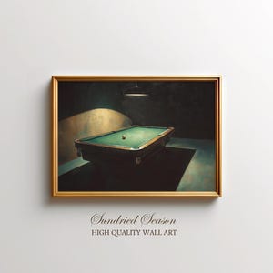 Pode incluir: Impressão emoldurada com uma mesa de bilhar com uma superfície de feltro verde e uma bola branca. A obra de arte está situada numa sala pouco iluminada com um holofote. A moldura é dourada, com o texto "Sundried Season HIGH QUALITY WALL ART" na parte inferior.