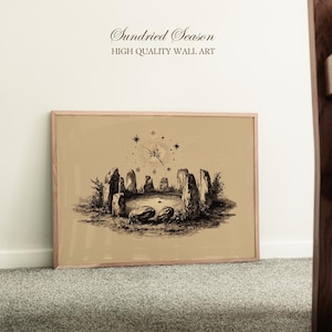 Könnte beinhalten: Gerahmter Wandkunstdruck mit einer Schwarz-Weiß-Illustration eines Steinkreises mit einem Himmelsdesign. Der Druck hat einen beigen Hintergrund und einen hellen Holzrahmen. Der Text "Sundried Season" und "HIGH QUALITY WALL ART" befindet sich oben.