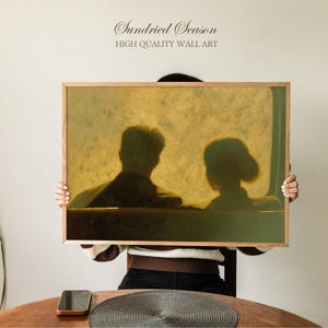 Könnte beinhalten: Gerahmter Wandkunstdruck mit einem goldgelben Hintergrund und den Silhouetten zweier Personen. Das Kunstwerk befindet sich in einem hellbraunen Holzrahmen. Der Text "Sundried Season" und "HIGH QUALITY WALL ART" stehen oben.