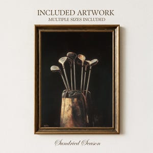 Op de afbeelding: Een ingelijst kunstwerk met een golftas en verschillende golfclubs tegen een donkere achtergrond. Het kunstwerk zit in een goudkleurige lijst. De tekst "INCLUDED ARTWORK MULTIPLE SIZES INCLUDED" staat bovenaan en "Sundried Season" onderaan.