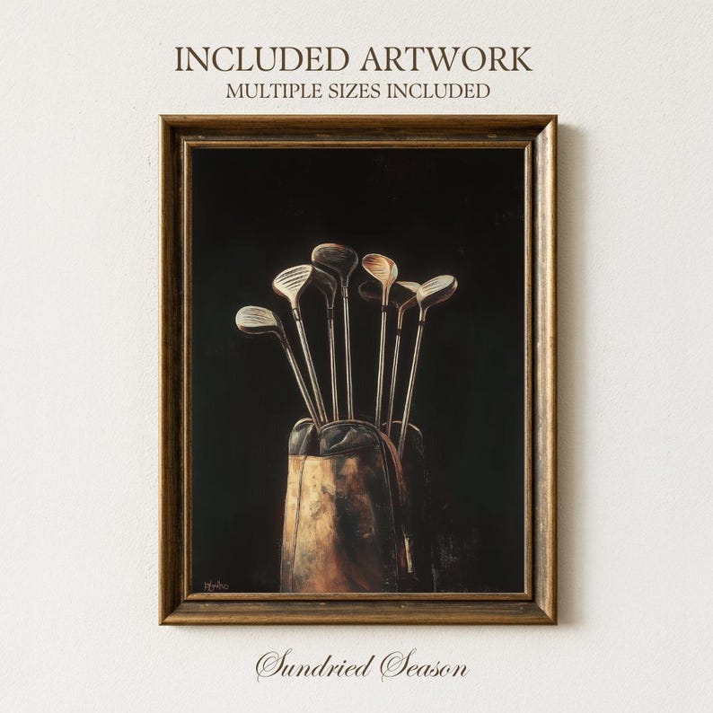 Op de afbeelding: Een ingelijst kunstwerk met een golftas en verschillende golfclubs tegen een donkere achtergrond. Het kunstwerk zit in een goudkleurige lijst. De tekst "INCLUDED ARTWORK MULTIPLE SIZES INCLUDED" staat bovenaan en "Sundried Season" onderaan.