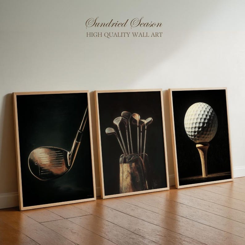 Op de afbeelding: Drie ingelijste wandkunstwerken met golfafbeeldingen. De eerste toont een golfclub, de tweede een set clubs in een tas en de derde een golfbal op een tee. Het kunstwerk heeft een donkere achtergrond en een houten lijst. De tekst "Sundried Season HIGH QUALITY WALL ART" staat bovenaan.