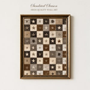 Könnte beinhalten: Gerahmtes Wandbild mit einem Schachbrettmuster aus braunen, beigen und grauen Quadraten, jedes mit einem Stern. Der Rahmen ist dunkelbraun. Der Text "Sundried Season" und "HIGH QUALITY WALL ART" befindet sich oben.