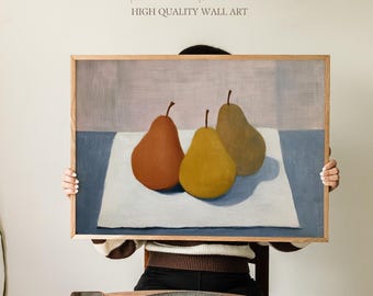 Könnte beinhalten: Gerahmter Wandkunstdruck mit einem Stillleben von drei Birnen in Braun- und Gelbtönen. Die Birnen liegen auf einem weißen Tuch vor einem blau-grauen Hintergrund. Der Text "Sundried Season HIGH QUALITY WALL ART" befindet sich oben.