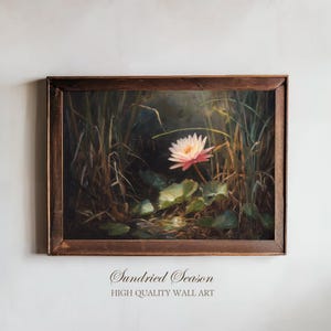 Dunkle botanische Seerose Art Print, Stimmungsvolles Naturplakat mit Blumenmuster, rosa Lotusblüte im Sumpf als Wanddekoration, Romantische Dark Academia Ästhetik
