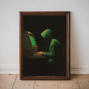 Könnte beinhalten: Ein gerahmtes Kunstwerk zeigt eine Person in einem grünen Kapuzenpullover, die einen alten Computer mit grünem Bildschirm benutzt. Die Person tippt in einem schwach beleuchteten Raum auf einer Tastatur. Das Kunstwerk ist in einem dunklen Holzrahmen gerahmt.