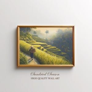 Op de afbeelding: Een schilderij van een persoon die een pad omhoog loopt door groene rijstvelden. De persoon draagt een kegelvormige hoed en draagt een mand op zijn rug. De rijstvelden zijn terrasvormig en er zijn palmbomen op de achtergrond.