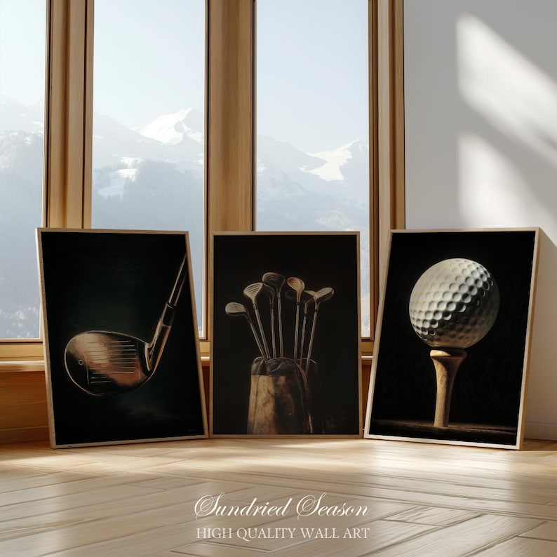 Op de afbeelding: Drie ingelijste prints met golfafbeeldingen. De prints tonen een golfclub, een set clubs in een tas en een golfbal op een tee. De tekst "Sundried Season HIGH QUALITY WALL ART" is zichtbaar.
