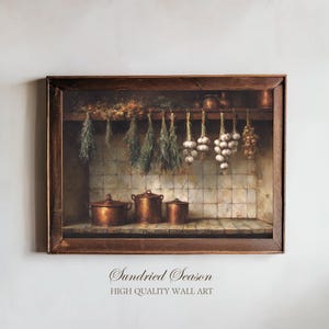 Könnte beinhalten: Gerahmter Kunstdruck einer Küchenszene mit Kupferkesseln und hängenden Kräutern und Knoblauch. Das Kunstwerk hat eine rustikale, Vintage-Ästhetik. Der Text "Sundried Season" und "HIGH QUALITY WALL ART" ist sichtbar.