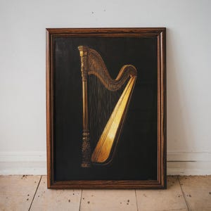 Stampa artistica da parete con arpa d'epoca, dipinto di strumenti musicali, estetica classica dell'accademia oscura, decorazione con arpa dorata, elegante opera d'arte per la sala musica