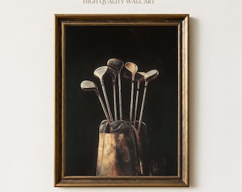 Puede incluir: Arte de pared enmarcado que presenta una colección de palos de golf en una bolsa de golf de cuero. Los palos tienen varillas plateadas y diferentes cabezas. La obra de arte está sobre un fondo oscuro y enmarcada en un marco de madera dorada. El texto "Sundried Season HIGH QUALITY WALL ART" está en la parte superior.