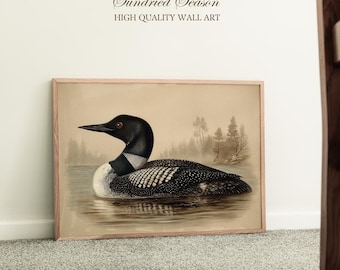 Könnte beinhalten: Gerahmter Wandkunstdruck mit einer detaillierten Illustration eines Eistauchers, der in einem See schwimmt. Der Vogel hat ein schwarz-weißes Gefieder, einen schwarzen Kopf und einen langen, spitzen Schnabel. Das Kunstwerk ist vor einem gedämpften, sepiafarbenen Hintergrund mit Bäumen und Wasser.