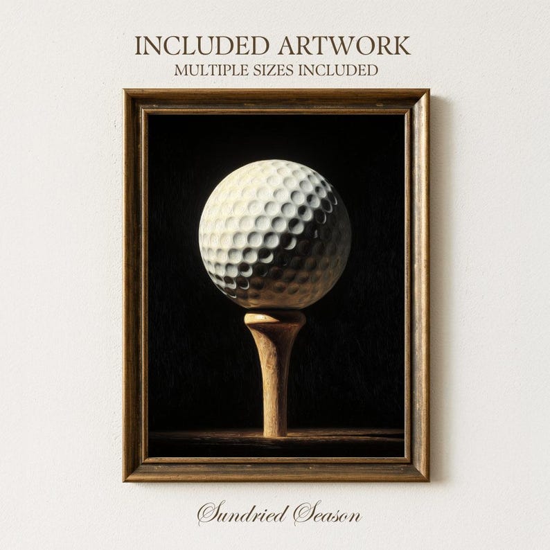Op de afbeelding: Een ingelijste print met een golfbal op een houten tee tegen een donkere achtergrond. De golfbal is wit met putjes, de tee is lichtbruin. De lijst is donkerbruin, met de tekst "INCLUDED ARTWORK MULTIPLE SIZES INCLUDED" bovenaan en "Sundried Season" onderaan.