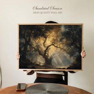 Puede incluir: Impresión artística enmarcada que presenta una pintura detallada de un paisaje forestal con luz solar que atraviesa los árboles. La obra de arte está en un marco de madera, con el texto "Sundried Season HIGH QUALITY WALL ART" en la parte superior.