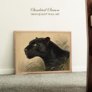 Peut inclure: Tableau encadré représentant une panthère noire aux yeux jaunes, sur un fond discret avec un feuillage vert. L'œuvre est dans un cadre en bois de couleur claire. Le texte en haut indique "Sundried Season, High Quality Wall Art."