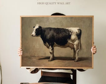 Op de afbeelding: Een ingelijste wandkunstprint met een zwart-witte koe. Het kunstwerk is een schilderij in vintage stijl met de tekst "Sundried Season" en "HIGH QUALITY WALL ART" in het bovenste gedeelte van de lijst.