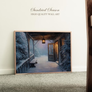 Peut inclure: Impression encadrée d'une scène hivernale. L'œuvre représente un porche enneigé avec un banc, une porte ouverte et une lanterne suspendue. Le texte "Sundried Season HIGH QUALITY WALL ART" est en haut.