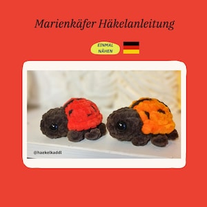 Könnte beinhalten: Zwei kleine gehäkelte Marienkäfer-Figuren mit dunkelbraunen Köpfen und Körpern, einer mit einem leuchtend roten und der andere mit einem orangefarbenen Panzer. Der Text "Marienkäfer Häkelanleitung", "EINMAL NÄHEN" und "@haekelkaddl" ist zu sehen.