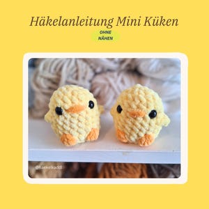 Könnte beinhalten: Zwei handgehäkelte gelbe Küken mit orangefarbenen Schnäbeln und Füßen. Die Küken haben schwarze Augen und sitzen auf einem weißen Regal. Das Bild enthält den Text "Häkelanleitung Mini Küken" und "OHNE NÄHEN".