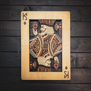 Il Re che Ride – Decorazione murale rustica in legno stratificato raffigurante il Re di Quadri – Decorazione con carte da gioco 3D – Realizzata a mano da Seto x Arts – Dimensioni grandi e piccole