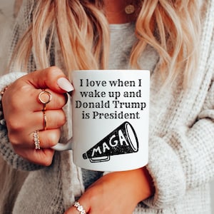 Taza de café &quot;Me encanta despertar y ver a Donald Trump como presidente&quot;, tazas de Trump, elecciones de 2024, día de la inauguración, regalos MAGA