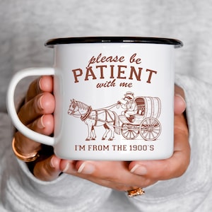 Bitte haben Sie Geduld mit mir, ich bin aus den 1900er Jahren Becher, Waschbär-Kaffeetasse, Oregon Spur inspirierte Tasse, 1900er Grafik-Teetasse, braunes Design