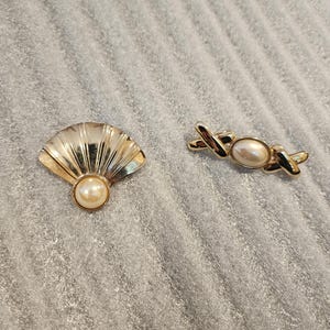 Vintage gold metal and (faux?) pearl brooch pin xox carolee and unmarked gold tone shell with (faux?) pearl brooch pin