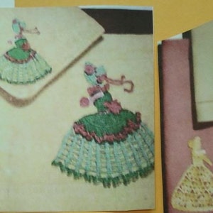Pode incluir: Quatro guardanapos de renda de crochê com um design de mulher em um vestido. Os guardanapos são em tons de verde, azul e branco.
