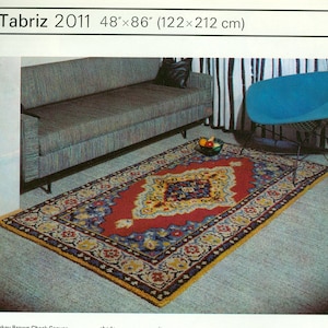 Pu&ograve; includere: Un tappeto rosso, blu e giallo con un design geometrico. Il tappeto misura 48 pollici per 86 pollici (122 cm per 212 cm).
