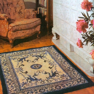 Pu&ograve; includere: Un tappeto blu e bianco con un motivo floreale e un bordo blu scuro. Il tappeto misura 45 pollici per 57 pollici (114 cm per 144 cm).